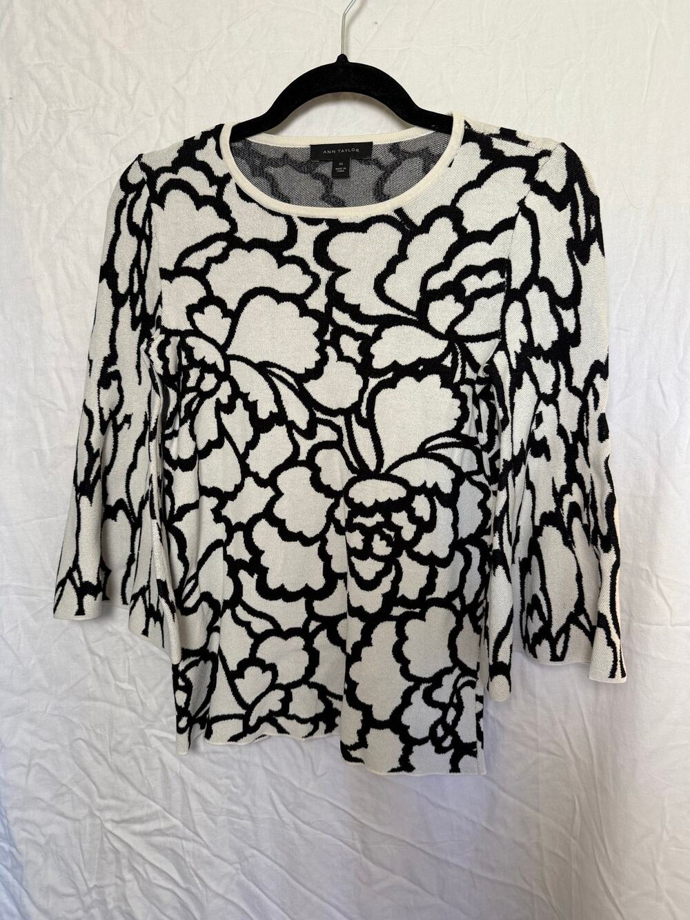 Ann Taylor XS Black & White Floral Bell Sleeve Sweater Top